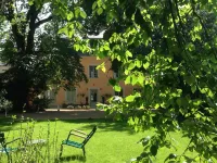Hôtel le Gentleman Hotel dekat Château du Lude