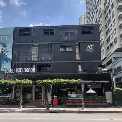 At Bangkok Hotel Отели рядом с достопримечательностью «Станция BTS Ари»