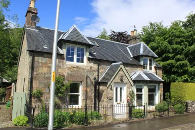 Glenalbyn Cottage Hotels near The Glenturret Distillery