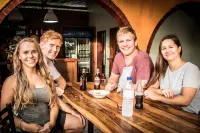 Jollyboys Backpackers and Camp - bar