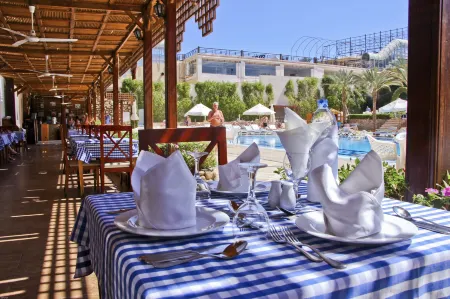 Falcon Naama Star Hotel Отели рядом с достопримечательностью «Shark 's Bay Beach»
