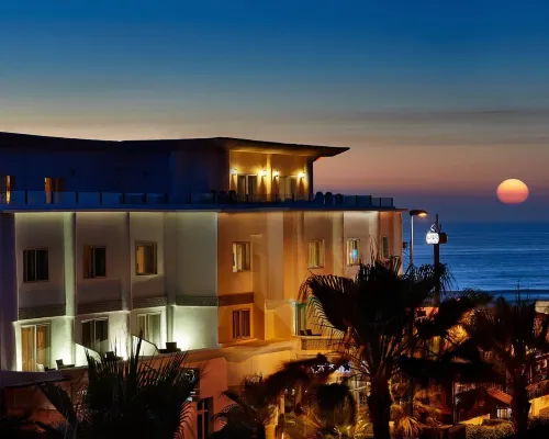 فندق فيلا يلانكا أوربان Hotels near أنفا