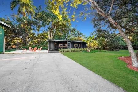 Oasis Container Home Отели в г. Дейви