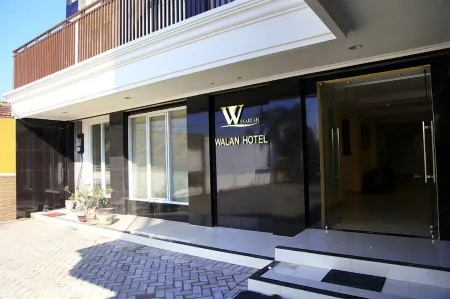 Walan Syariah Hotel Отели в г. Sedati