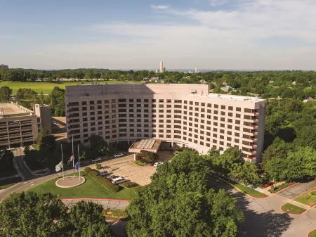DoubleTree by Hilton Tulsa - Warren Place Отели в г. Талса