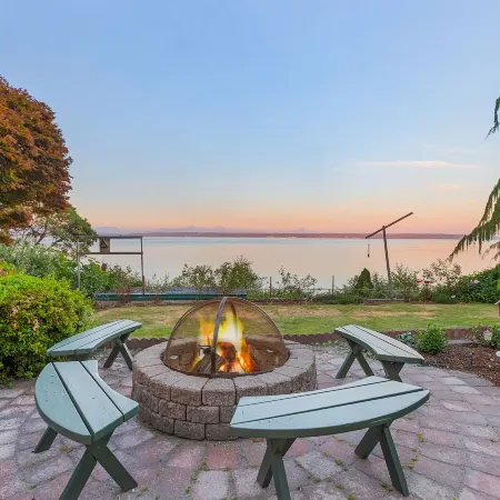 Views, Seclusion, Cozy Island Comfort