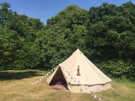 Bell Tent Glamping at Royal Victoria Country Park Отели рядом с достопримечательностью «Университет Саутгемптона»
