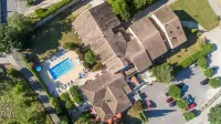 Le Clos des Bruyères فنادق في Grospierres