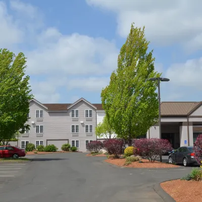 Best Western Hartford Hotel  Suites Hotel dekat XFINITY Theatre
