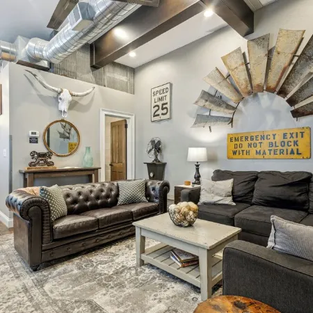 The Loft Buchanan - Chic Industrial Loft in Historic Downtown