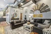 The Loft Buchanan - Chic Industrial Loft in Historic Downtown