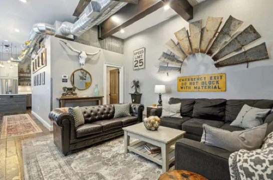 The Loft Buchanan - Chic Industrial Loft in Historic Downtown