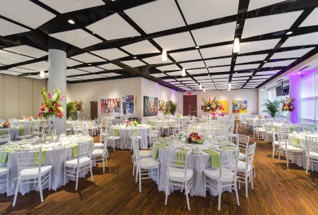 Hyatt Regency Greenville Отели в г. Санс Сауси