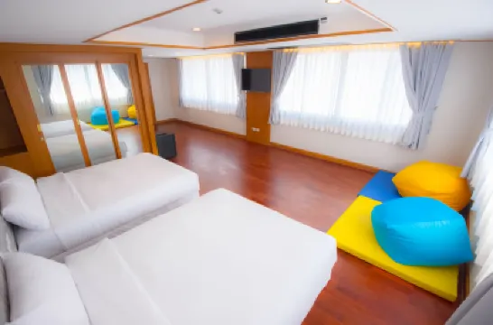 Glur Central Pratunam Hotels near Wat Patumwanararm