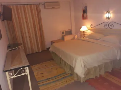 로열 호텔 우지다  호텔