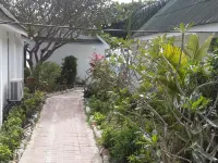 PP Blue Sky Resort Các khách sạn gần Hang Viking