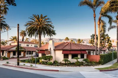 Harbor House Inn Hotels near Waterfront