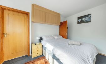 House - Sleeps 10 - Garden - Parking