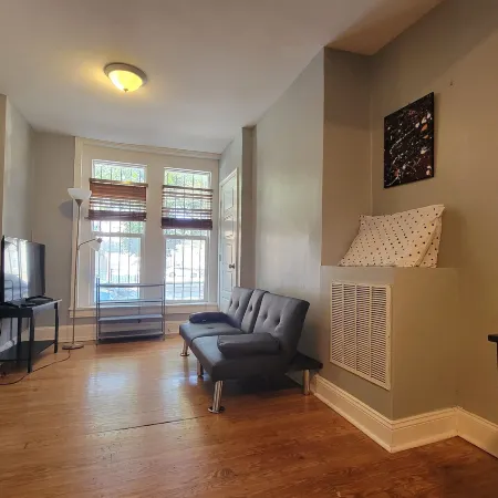 Entire House 1BD King Bed near Downtown