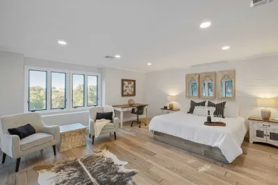 Hidden Oaks Farmhouse by AvantStay Hot Tub Deck Hotels near Faces of Freedom Veterans Memorial