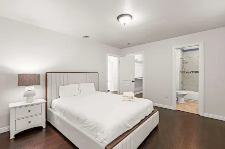 Spacious Retreat w Large Kitchen Outdoor Patio