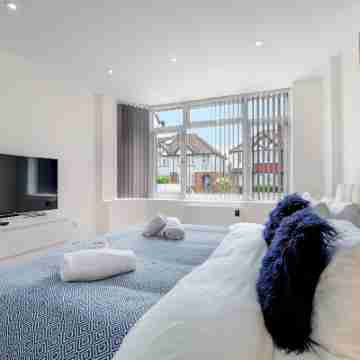 Newly Converted 2BDR 1BA APT in Hounslow Rooms