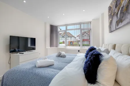 Newly Converted 2BDR 1BA APT in Hounslow Отели рядом с достопримечательностью «Хаунслоу Хит»