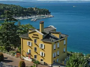 Hotel Riviera & Maximilian's