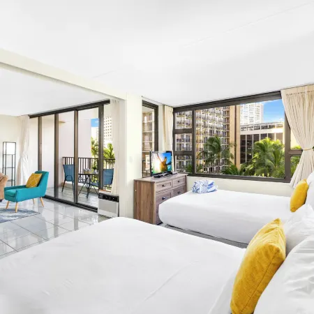 Remodeled 1Br Near Waikiki Beach with Free Parking! Отели рядом с достопримечательностью «Пляж Кахала-Бич»
