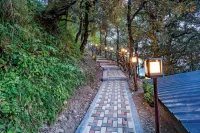 더 위스퍼링 오크스 나이니탈 호텔