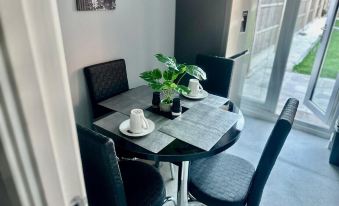 Luxurious Wolverhampton Retreat with 4 Bedrooms