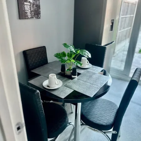 Luxurious Wolverhampton Retreat with 4 Bedrooms
