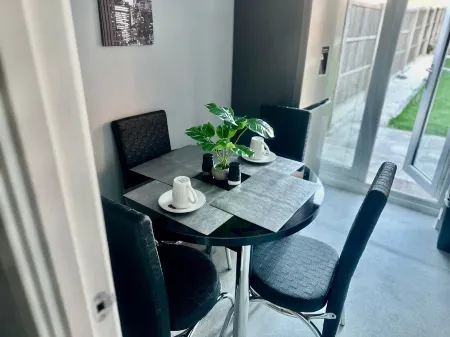 Luxurious Wolverhampton Retreat with 4 Bedrooms Отели в г. Уольверхэмптон