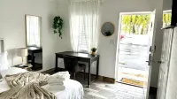 Shared Pool and Game Zone Amenities - Cozy Studio Haven فنادق في Largo