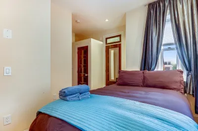 Elegant Retreat - Modern Penthouse with Amenities Hotels in Petworth