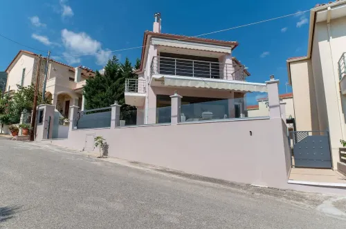 La Casa Rosa Seaside Getaway Hotels in Phocis