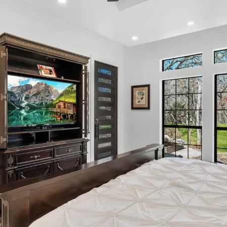 Luxury retreat in prime location close to entertainment, restaurants & shopping