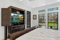 Luxury retreat in prime location close to entertainment, restaurants & shopping