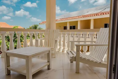 Elegant 2-Bedroom Apartment 2 km from Eagle Beach