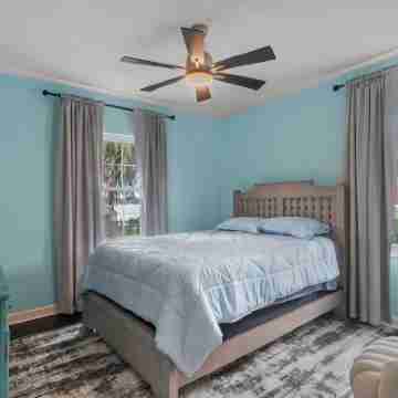 Private lakefront retreat Rooms