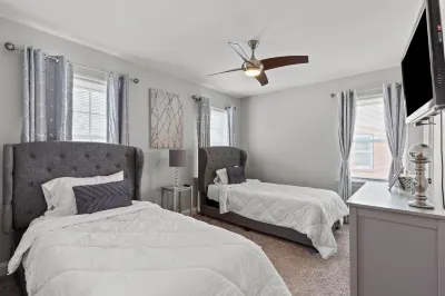 Luxury 2-Bedroom Home- Near Delmar Loop/Forest Park Hotel in zona St. Louis Walk of Fame