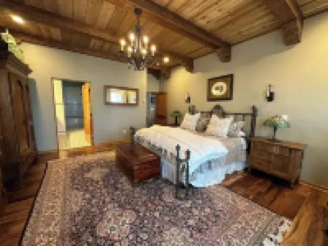 Tranquil 7-bedroom house near the center of Taos