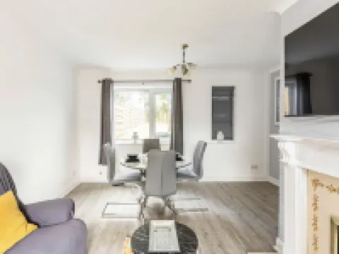 3 Bed House - Sleeps 5 - Parking - Garden - Wifi Hotels in Blackburn