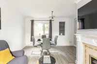 3 Bed House - Sleeps 5 - Parking - Garden - Wifi Hotels in Blackburn