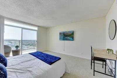 Oceanfront Bliss, Beach & Marina Views, Roomy 1BR 베니스 비치 호텔