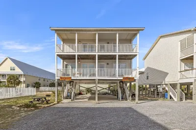 Pirate's Hideaway Hotels in Gulf Shores