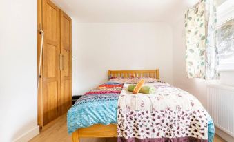 Spacious 3-Bed House with Car Park Near Heathrow