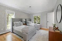 Private Pool, Hot Tub and Scenic Waterfront Views - Luxurious Retreat