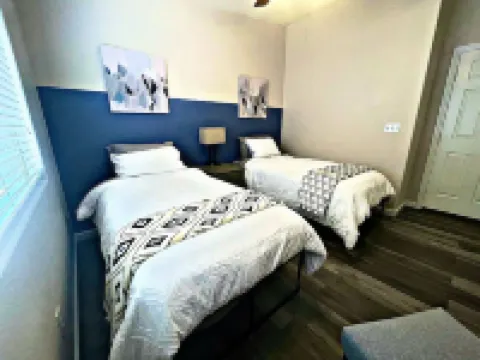 Work-Ready Home w/ Office, EV Charger & Easy Strip Access ヘンダーソン・アンフィシアター周辺のホテル