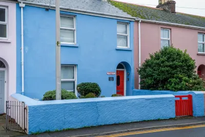 Lobster Cottage - 3 Bedroom Cottage - Tenby Hotels in 
